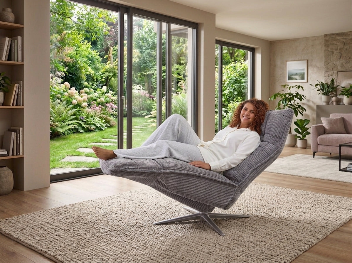 Modernes Wohnzimmer mit Sessel